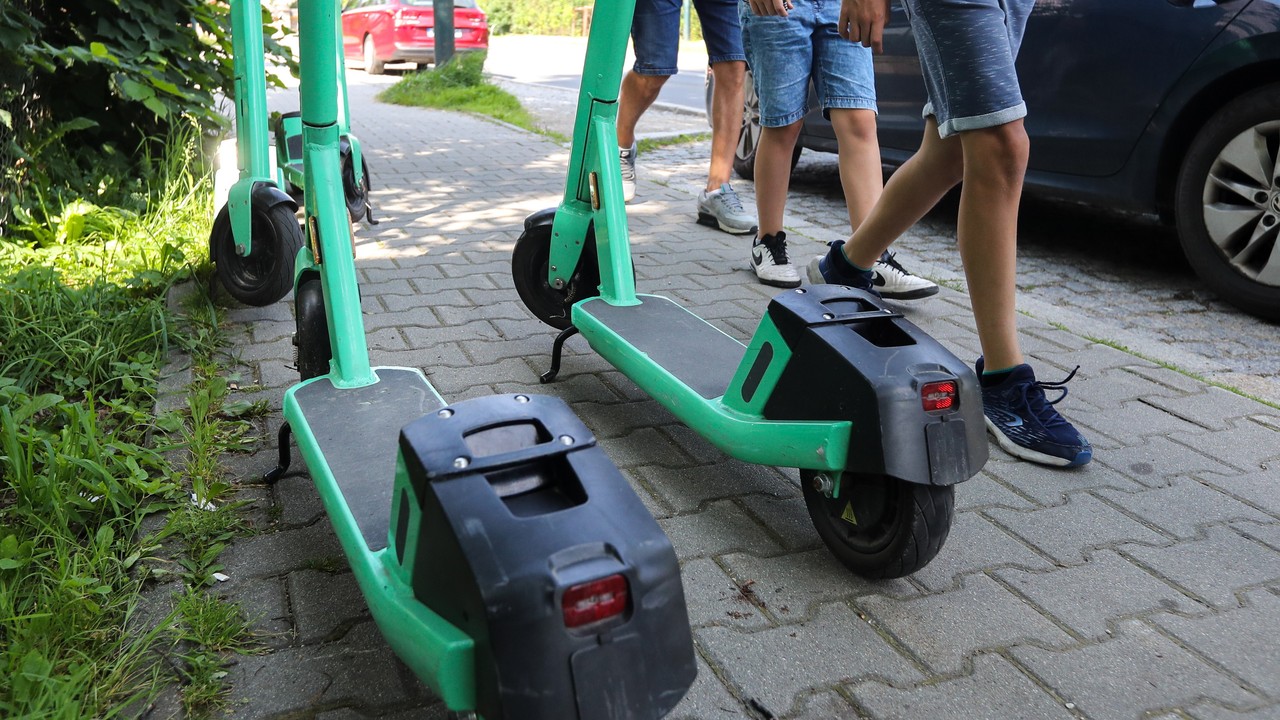 Nastolatek na hulajnodze potrącony w Piasecznie. Nagranie i apel policji