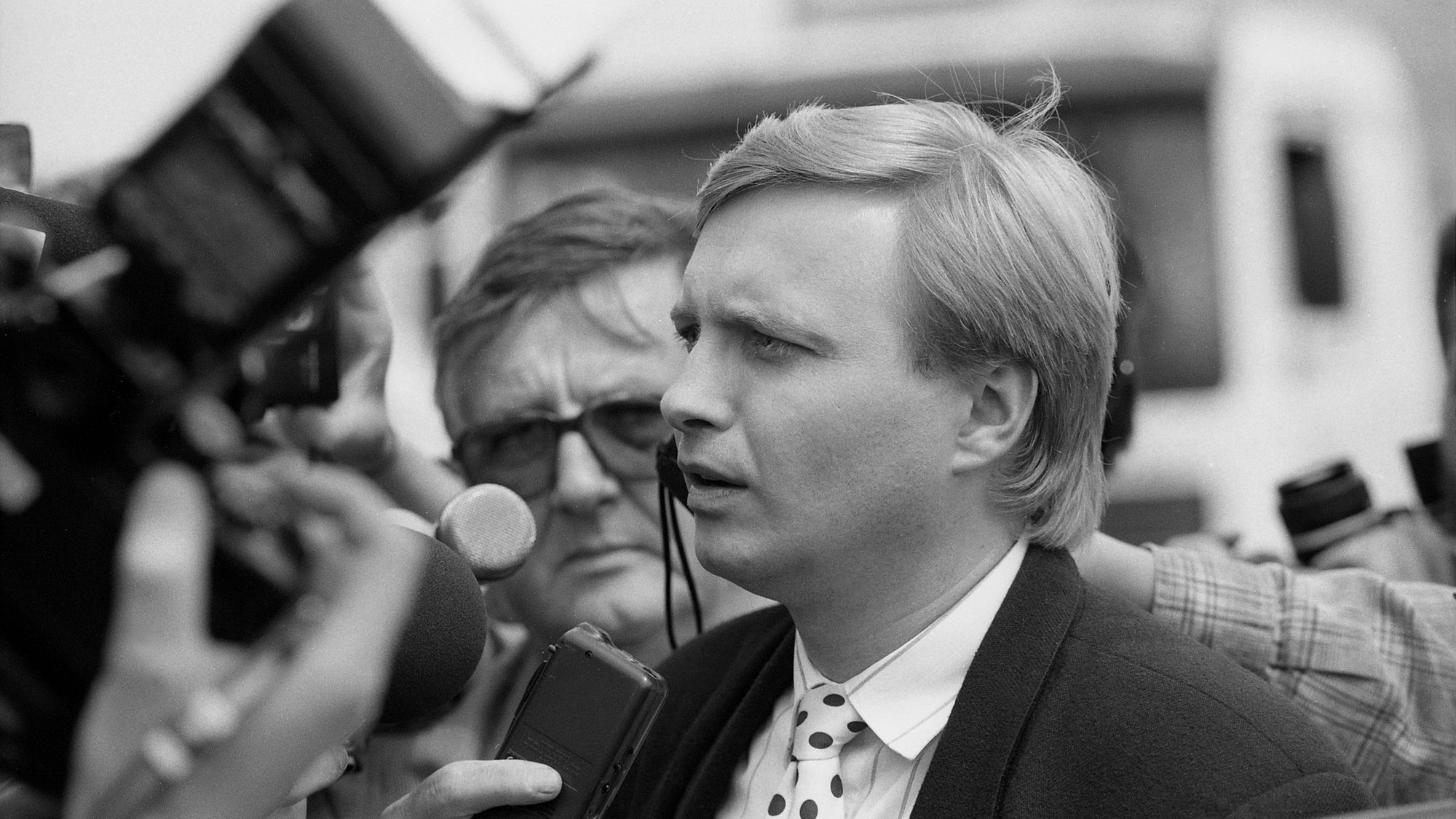 Na archívnej snímke z 26. júna 1996 Michal Kováč  mladší na hraničnom priechode Bratislava-Berg.