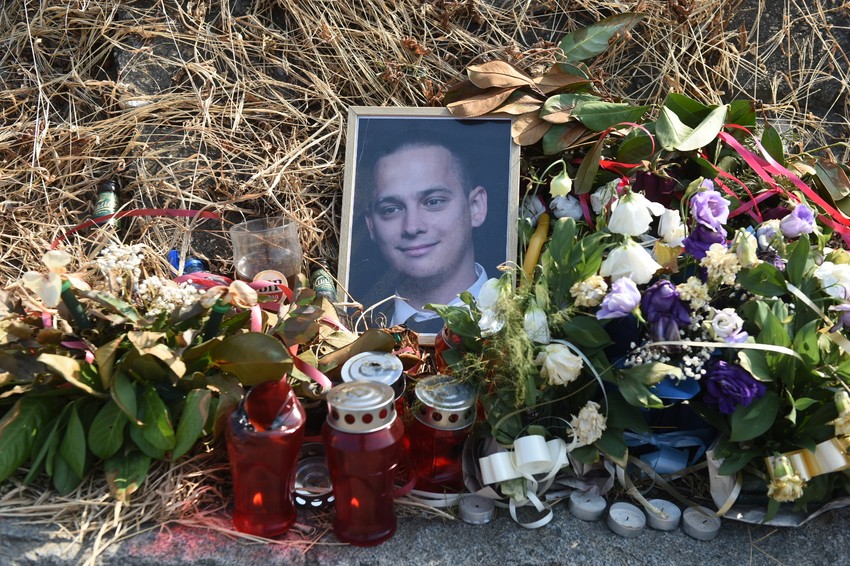 Cveće i sveće na mestu gde je nastradao Aleksandar Mirić 