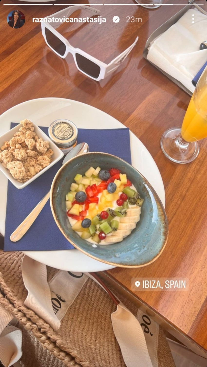 Anastasija Ražnatović uživa na Ibici