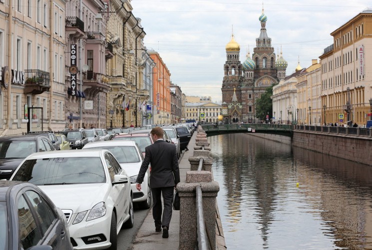 W mieście istnieje 41 szkół wyższych, w tym Petersburski Uniwersytet Państwowy oraz ponad 170 instytucji naukowo-badawczych i ponad dwa tysiące bibliotek. Petersburg to jedno z największych centrów muzealnych świata. Można zobaczyć tutaj zasoby jednego z trzech największych muzeów świata – Ermitażu, Muzeum Rosyjskiego, Muzeum Antropologii i Etnografii (Kunstkamera) oraz kilkuset mniejszych muzeów.