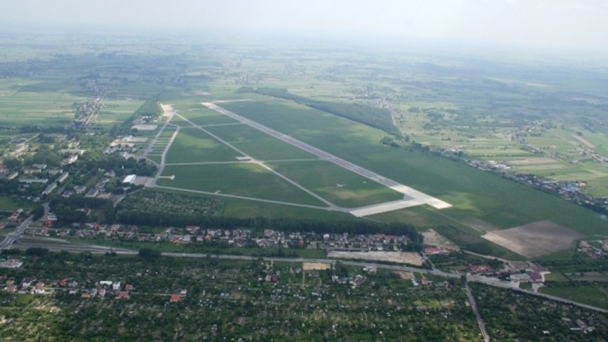 Prokuratura w Radomiu wszczęła śledztwo dotyczące sprzedaży mienia spółki Port Lotniczy Radom i przekazywania darowizn przez jej byłego prezesa Tomasza Ś. oraz ujawnienia przez niego danych kontrahentów, z którymi prowadzone były negocjacje.