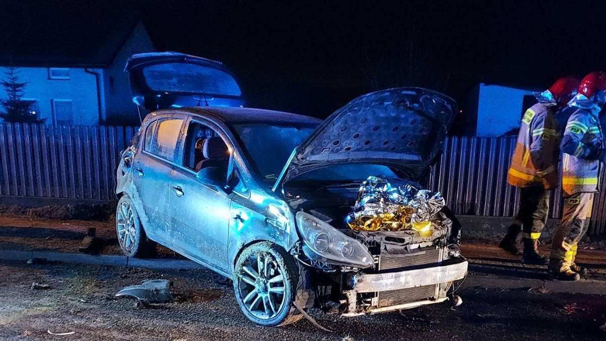 Łódzkie. Samochód wjechał w grupę osób stojących przy drodze. Nie żyje jedna osoba