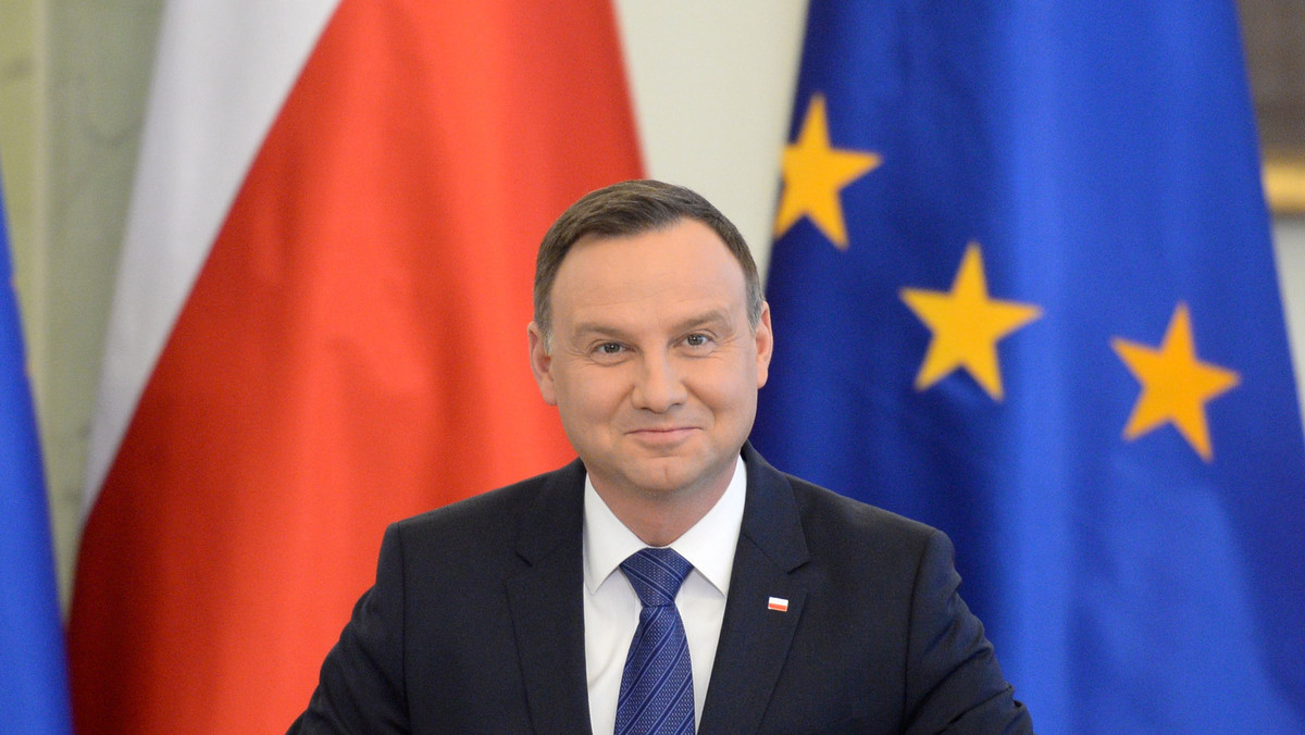 Dziś w Pałacu Prezydenckim prezydent Andrzej Duda spotkał się z klubem parlamentarnym PiS. Na tym noworocznym spotkaniu - jak wynika z informacji uzyskanych przez PAP - była większość posłów i senatorów PiS, także premier Beata Szydło i ministrowie.