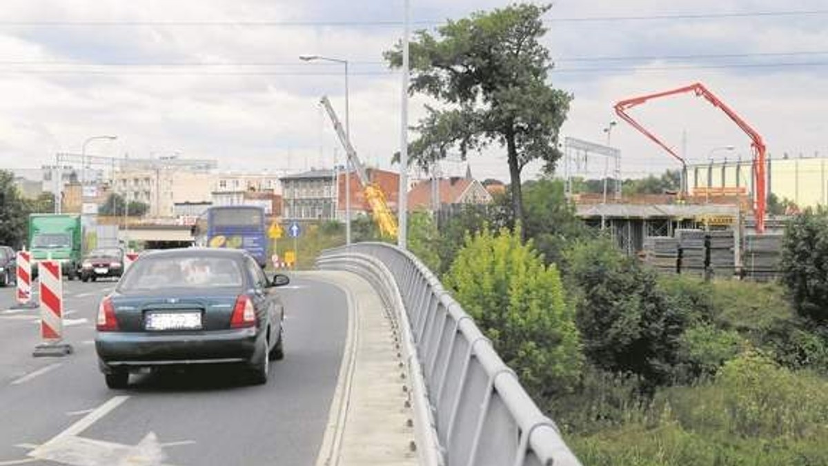 Drogowcy wyprostują przejazd przez rondo gen. S. Maczka. Jeszcze w tym roku mają ruszyć prace przygotowawcze do budowy nowego mostu nad Kanałem Bydgoskim.