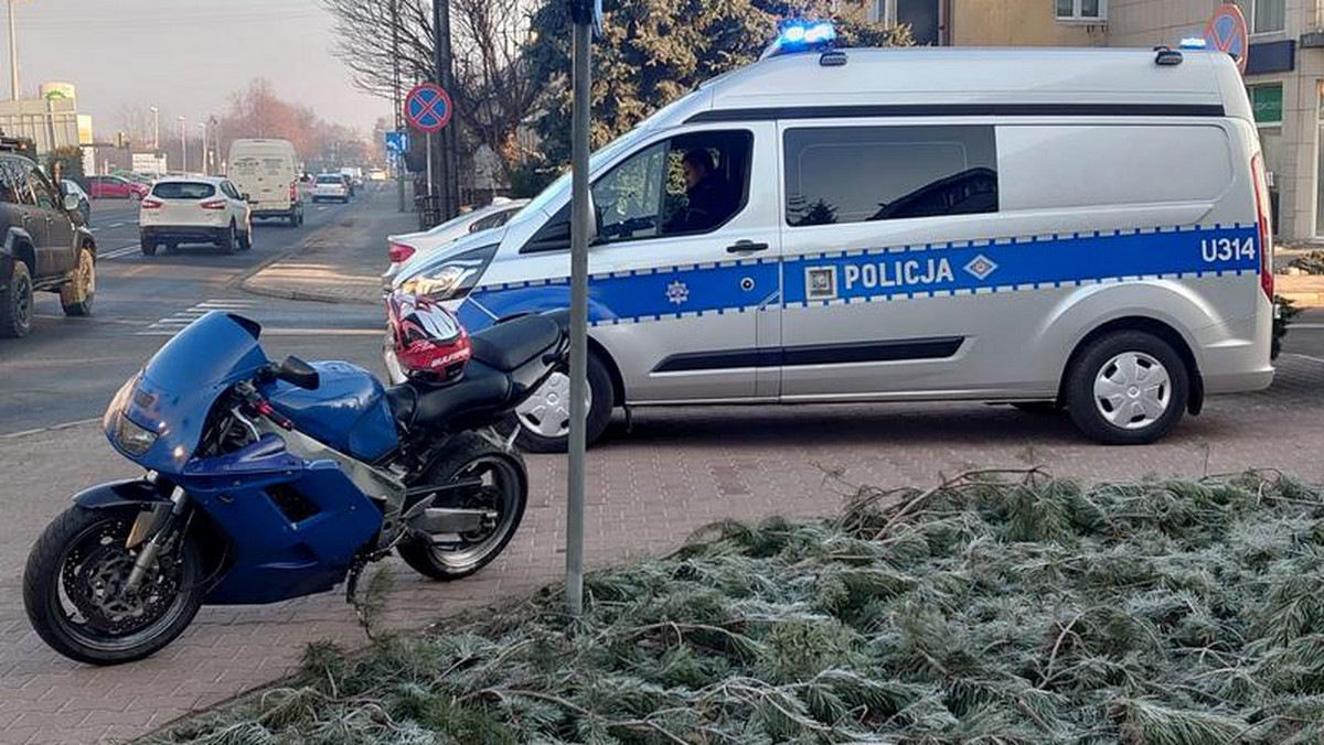 W środę rano opisową jazdę motocyklem ulicami Leszna zaliczył 28-letni mieszkaniec miasta. Całość jego wyczynów nagrała policyjna kamera wideorejestratora. Mężczyzna nie zatrzymał się do policyjnej kontroli, popełnił 10 wykroczeń drogowych, a gdyby posiadał uprawnienia do kierowania pojazdami na jego konto wpłynęłyby 44 punkty karne.