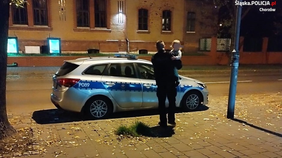 Policjant opiekuje się dzieckiem z Chorzowa