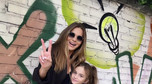 Początek roku szkolnego - Dorota Deląg zapozowała ze swoją córką Sarah na tle graffiti