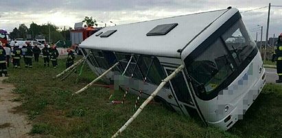 Autobus szkolny wpadł do rowu. Dwoje dzieci rannych