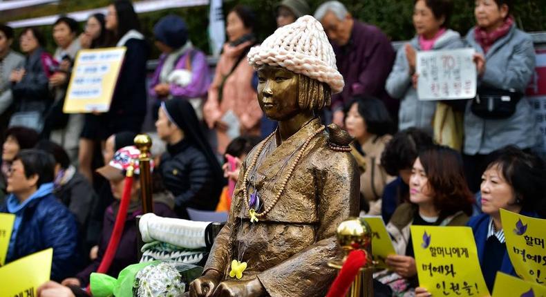 South Korean comfort women protest against accord with Japan