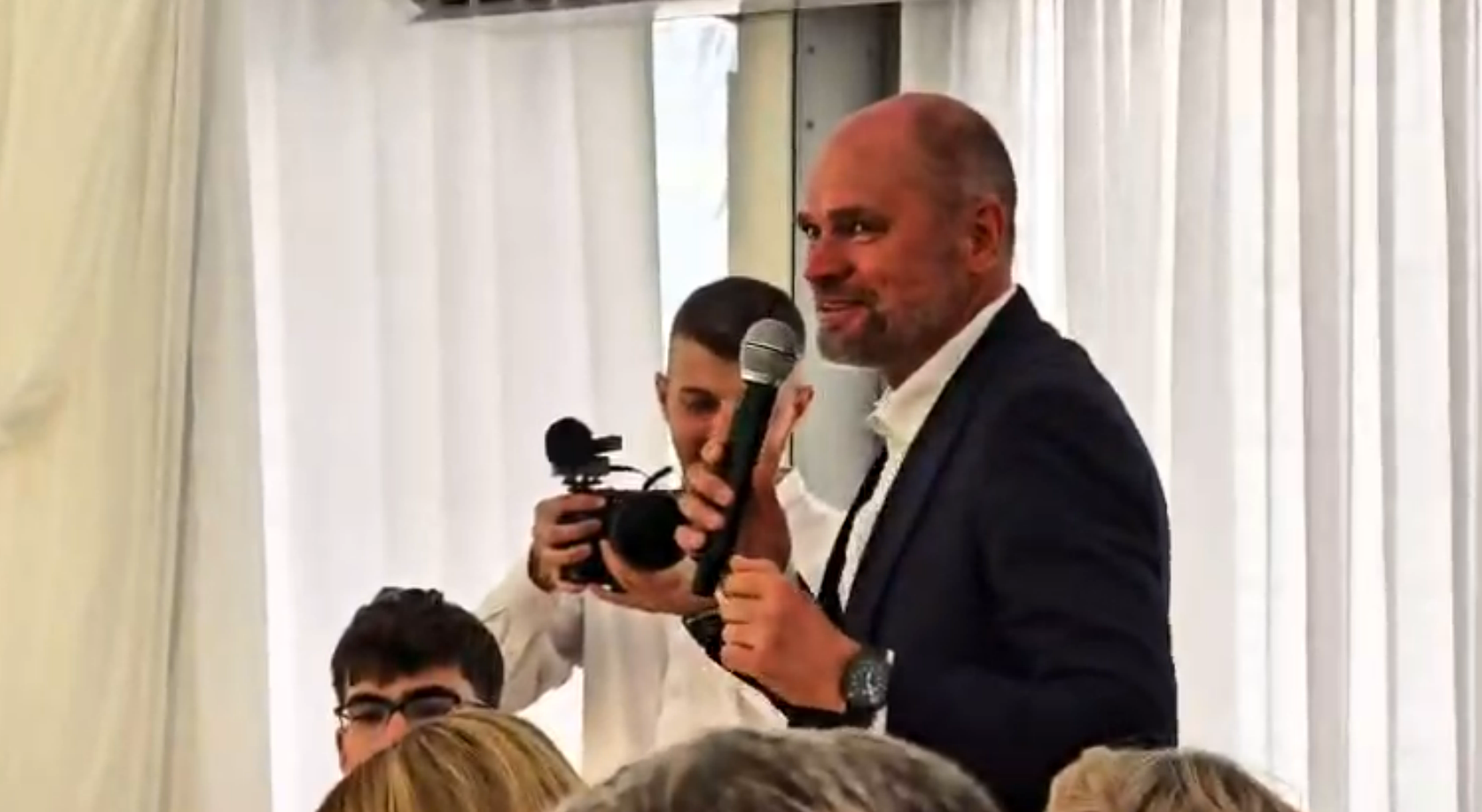 Bývalý predseda strany SaS Richard Sulík na svadbe svojho syna Filipa. 