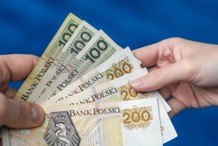 Dyskusja: Nowy dodatek zastępuje świadczenie wspierające. Realizacja tego pomysłu, to finansowy pech osób niepełnosprawnych 75+