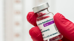 Skutki uboczne szczepionek AstraZeneki i Johnson&amp;Johnson. Europejska Agencja Leków aktualizuje listę