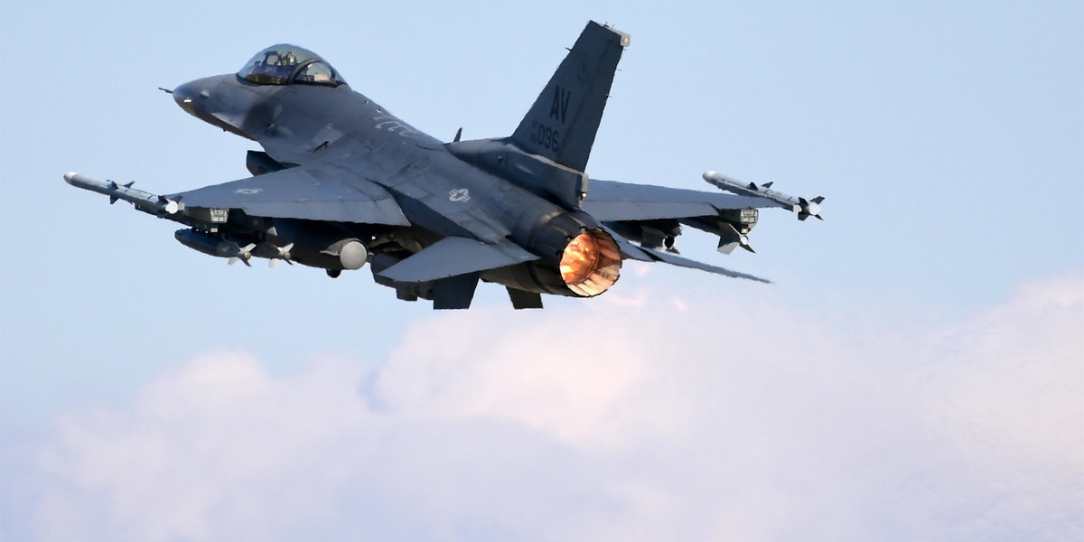 Myśliwiec F-16 w amerykańskich barwach