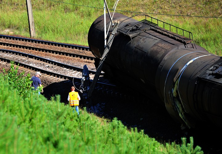 Puste cysterny pociągu, które wykoleiły się w niedzielę pomiędzy Warnowem a Lubiewem na trasie Wolin - Świnoujście