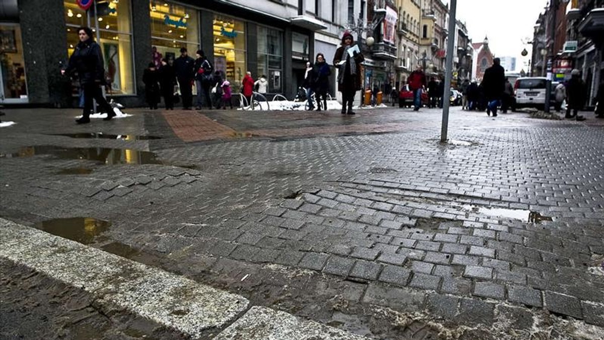 W centrum Katowic główne ulice to pułapki na pieszych. Na Mariackiej można wpaść w gigantyczne dziury, bo nawierzchnia została źle ułożona. Podobnie jest na Stawowej czy Mickiewicza.