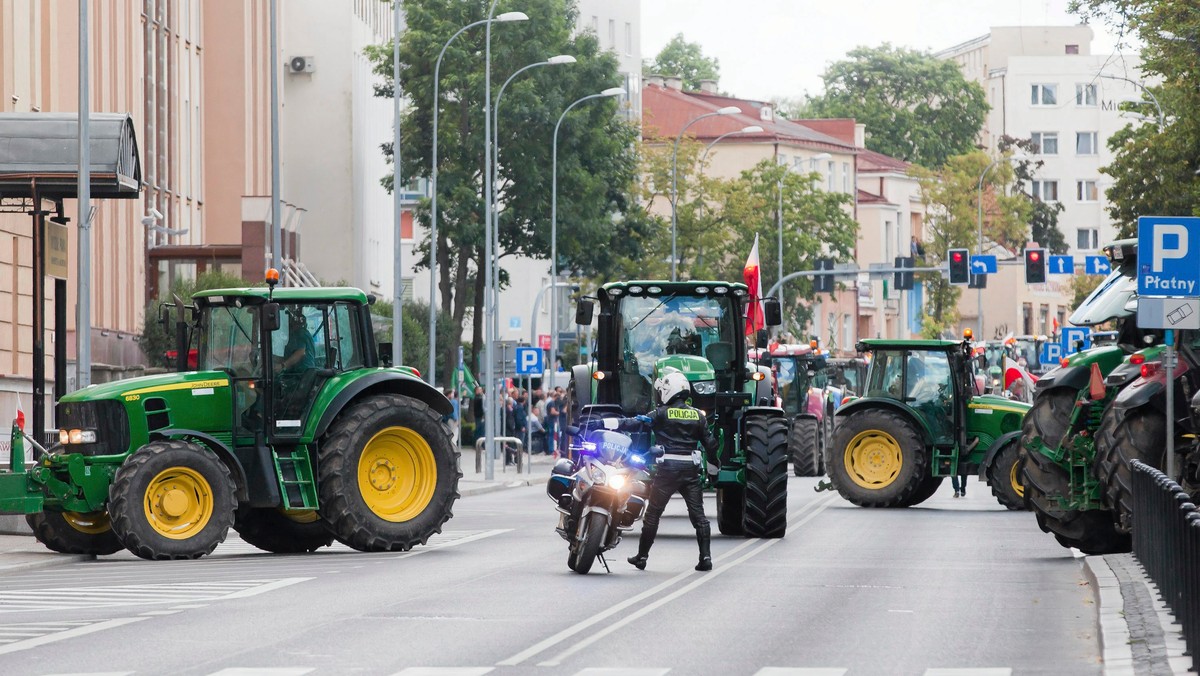 Rolnicy zastawili dziś maszynami rolniczymi część ulicy przed Podlaskim Urzędem Wojewódzkim. Ruch możliwy był tylko w jedną stronę. Rolnicy sprzeciwiali się zbyt niskim - ich zdaniem - odszkodowaniom za szkody wyrządzane w uprawach przez dziki.