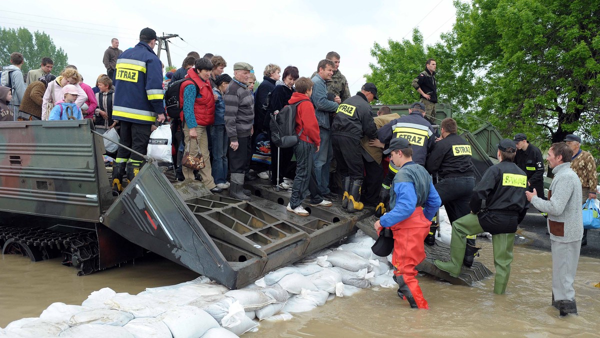 W dwukrotnie dotkniętej powodzią gminie Gorzyce k. Tarnobrzega (Podkarpackie) w kontenerach mieszka 41 rodzin, ok. 60 osób nadal przebywa w ośrodku ewakuacyjnym, a wiele poszkodowanych rodzin wynajmuje mieszkania lub pokoje.