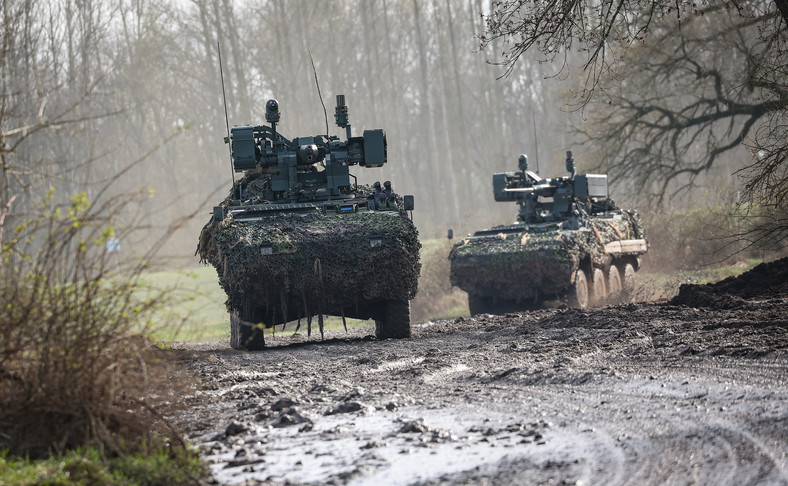 Transportery opancerzone czeskiej armii biorą udział w międzynarodowych ćwiczeniach wojskowych "Wettin Sword 2024" w Hohengoehren, Niemcy, 26 marca 2024 r.