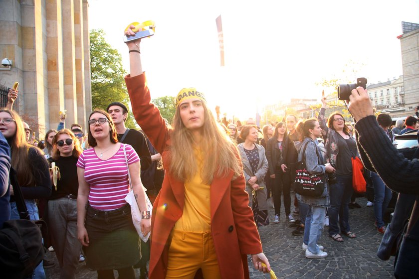 Protest pod Muzeum Narodowym. Tłumy warszawiaków zjadło banany