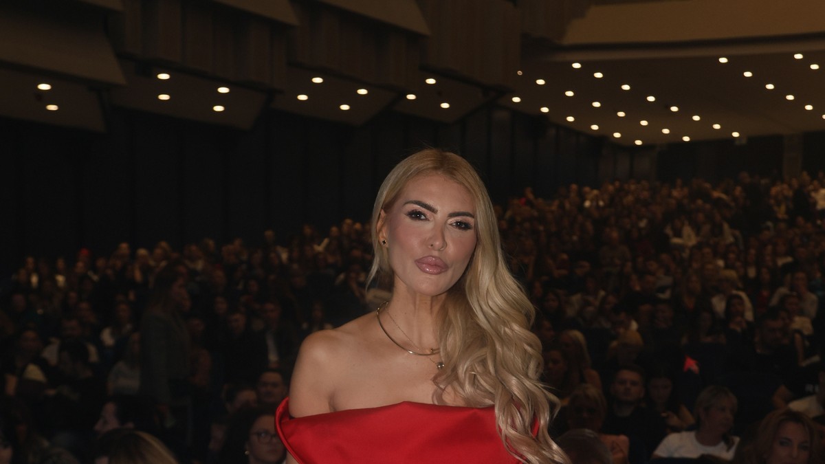 FERARI CRVENA HALJINA I GOLA RAMENA Nema ko se nije okrenuo za fatalnom Srpkinjom (43) na koncertu Saše Kovačevića: Raspametila pojavom Kép