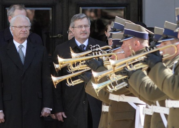 Karol XVI Gustaw z Komorowskim orkiestra wojskowa