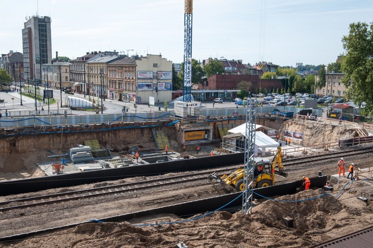 Nowy, funkcjonalny i w pełni przystosowany do potrzeb osób niepełnosprawnych dworzec zostanie oddany do użytku do końca 2015 r. <br><br> fot. (mr) PAP/Tytus Żmijewski