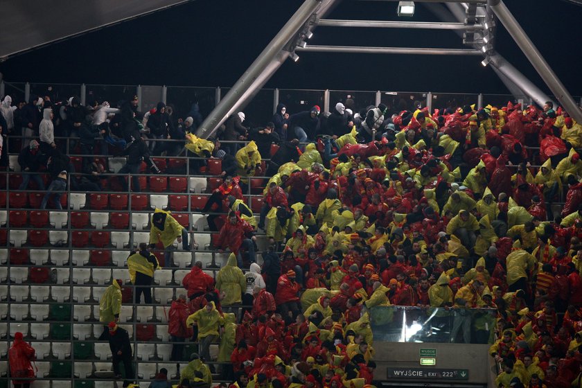 Legia zamyka trybunę!