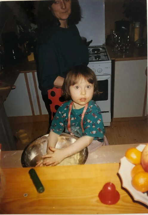 Mała Zuzia z mamą w domowej kuchni