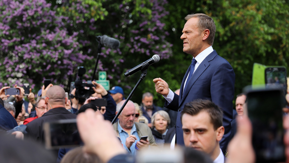 Dzięki wam i waszej determinacji władza wie, gdzie jest większość i dlatego wy naprawdę macie na nią wpływ, nawet jeśli wydaje się ona wam czasami arogancka - powiedział szef Rady Europejskiej Donald Tusk zwracając się do osób, które zebrały się przed Uniwersytetem Warszawskim.