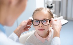 Niedowidzenie, wady wzroku... Jak dbać o oczy dziecka?