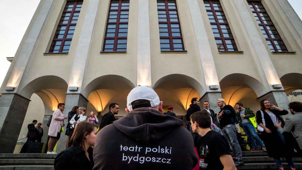 Nie milkną echa afery związanej ze sztuką "Nasza przemoc i wasza przemoc", którą kilka dni temu wystawiono na deskach bydgoskiego Teatru Polskiego w ramach Festiwalu Prapremier. Pojawiły się zarzuty o "pornografię i obrazę uczuć religijnych". Kontrowersje wzbudził m.in. fragment, w którym sceniczny Chrystus gwałci muzułmankę. Sprawę skomentowali m.in. wojewoda, wiceprezydent Bydgoszczy i marszałek województwa. Ten ostatni zapowiedział zamknięcie teatrowi drogi do dofinansowania.