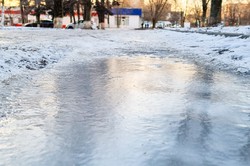 IMGW bije na alarm. Gołoledź paraliżuje pół Polski