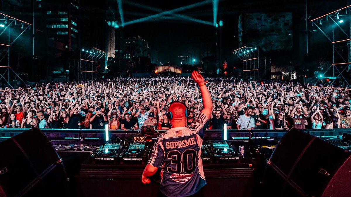 NO PHONE POLICY! Chris Stussy i Ryan Elliot 24.april na  Beogradskom sajamu