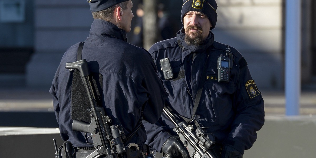 Szwedzcy policjanci będą chronić kobiety na basenach 