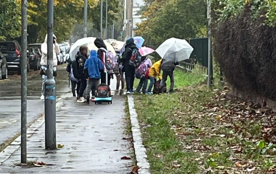 Đaci su ispred škole