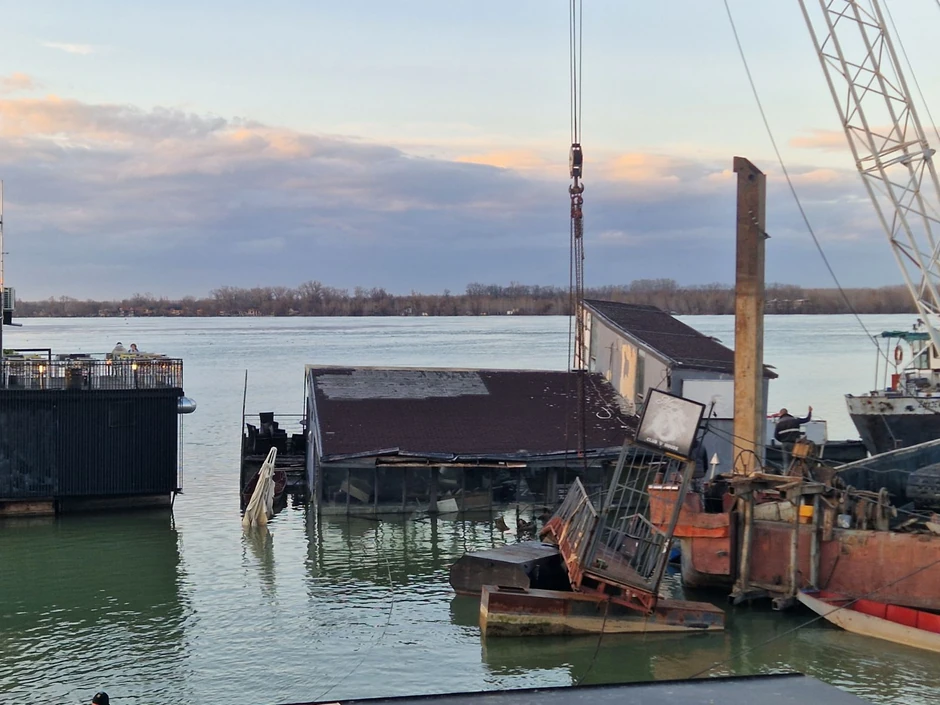 Podizanje splava na 25. maju