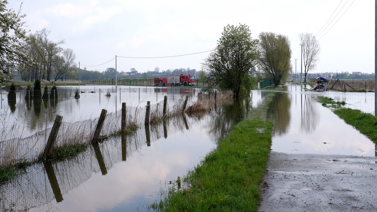 Poziom wód w rzekach, choć nadal wysoki, systematycznie opada. Dziś rano stan alarmowy przekroczony był jeszcze w sześciu miejscach, a ostrzegawczy w jedenastu. Wszędzie tendencja była spadkowa lub stabilna.