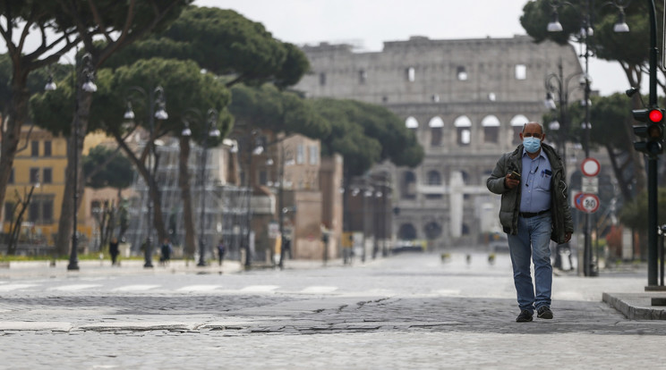 Férfi sétál a római Colosseum épülete előtt 2020. március 29-én, a koronavírus-járvány elleni küzdelem érdekében elrendelt kijárási tilalom idején. / Fotó: MTI/AP/LaPresse/Cecilia Fabiano