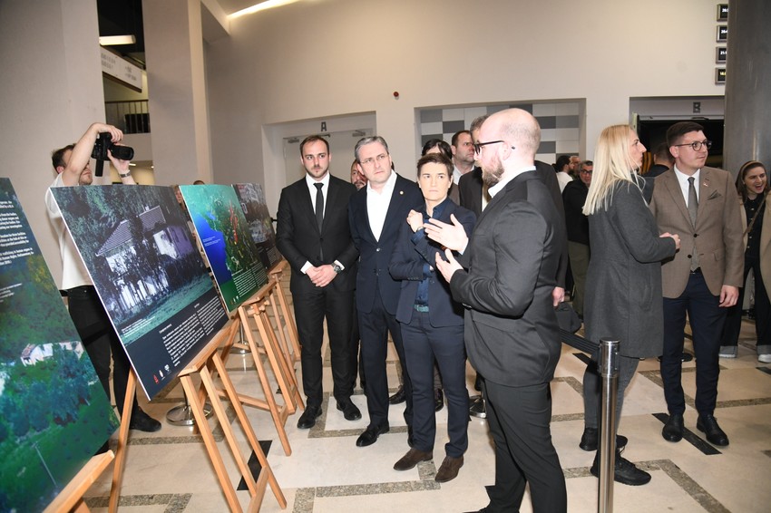 Ana Brnabić i Nikola Selaković na premijeri  Žetve