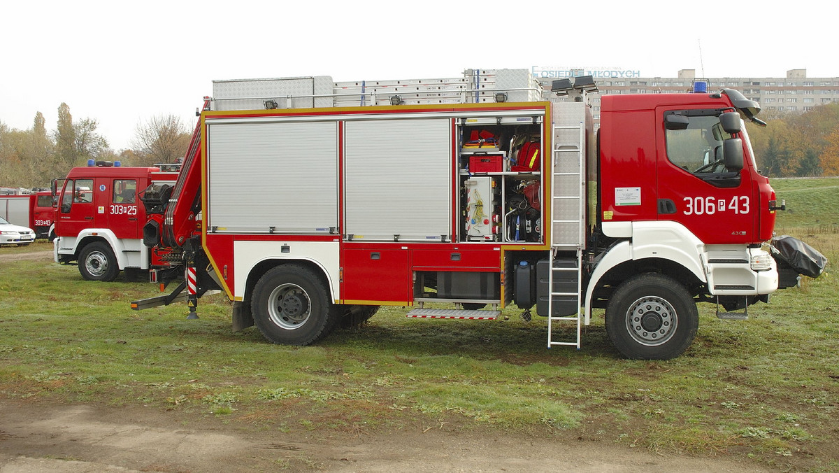 11 zastępów Straży Pożarnej gasi pożar, który dziś rano wybuchł na terenie zakładu zajmującego się recyklingiem odpadów w miejscowości Nowy Świat niedaleko Sulechowa w woj. lubuskim. Pali się wydzielona sterta odpadów z tworzyw sztucznych.