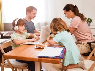 Praca zdalna: Kontrola w domu nawet bez zgody pracownika