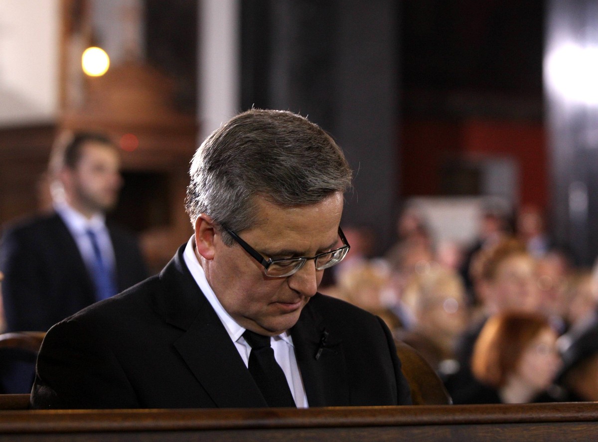Bronisław Komorowski w czasie mszy żałobnej za Tadeusza Mazowieckiego