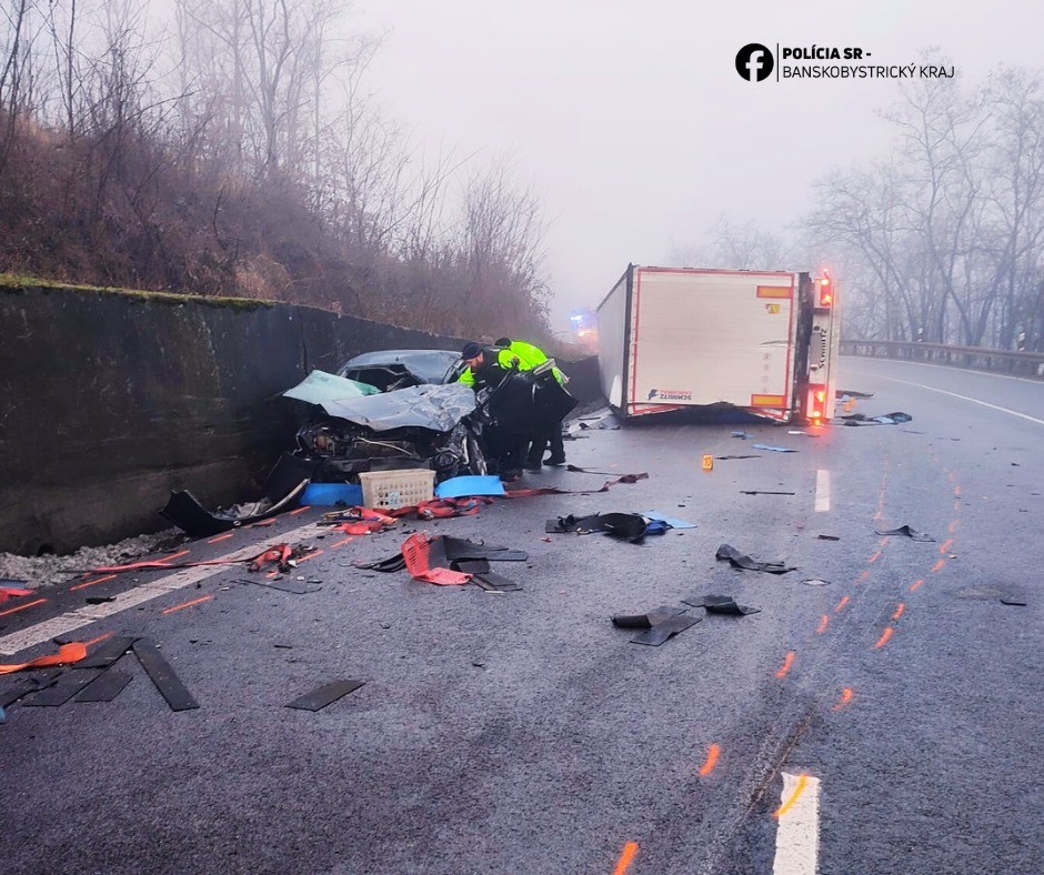 Na ceste I/16 pri Pincinej sa zrazil kamión s osobným autom.