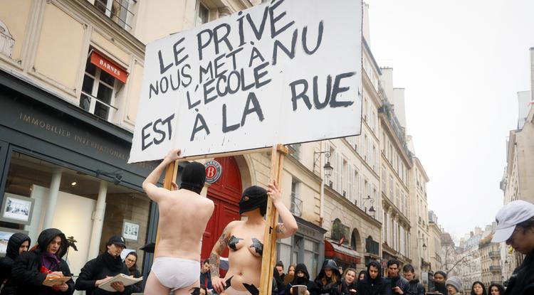 A Thom Browne bemutatója előtt diákok tüntetnek a párizsi divathéten március 1-jén