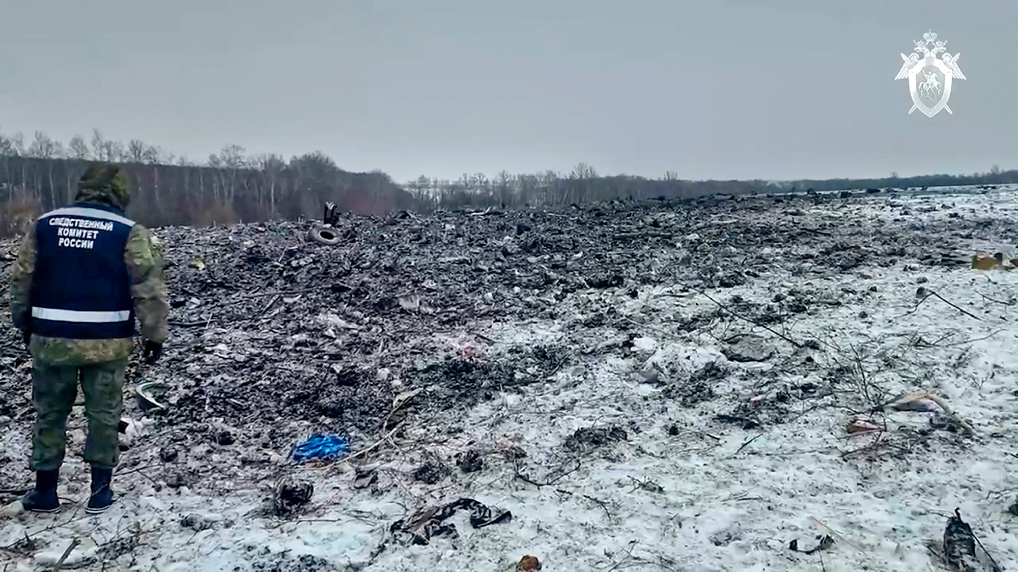 Trosky ruského havarovaného lietadla Iliušin Il-76, ktoré malo prevážať ukrajinských zajatcov.