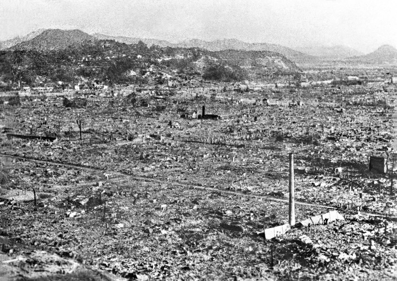 Zdjęcie wykonane w sierpniu 1945 r. przedstawia obszar w zachodniej części japońskiego miasta Hiroszima, zrównany z ziemią po ataku amerykańskiej bomby atomowej