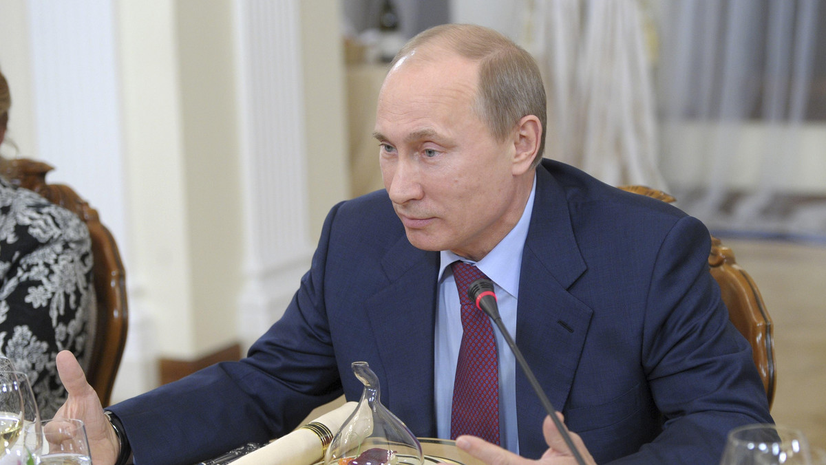 Premier Rosji Władimir Putin wyraził gotowość do dialogu ze swoimi oponentami, w tym twórcami kultury, naukowcami, dziennikarzami i blogerami z nowo utworzonej Ligi Wyborców (LW), stawiającej sobie za cel obronę praw obywatelskich Rosjan. Podczas spotkania doszło do słownej utarczki między Putinem a szefem radia Echo Moskwy. Putin zapytał Aleksieja Wieniediktowa, na kogo będzie głosował w marcu. - Od 1996 roku nie chodzę na wybory. Wyjaśnię dlaczego... - zaczął odpowiadać. - Obraził się pan na mnie? - przerwał mu premier. - Obraziłem się, obraziłem - odpowiedział Wieniediktow. - Szkoda. A ja się nie obrażam, gdy pan od rana do wieczora wylewa na mnie ekskrementy - uciął Putin.