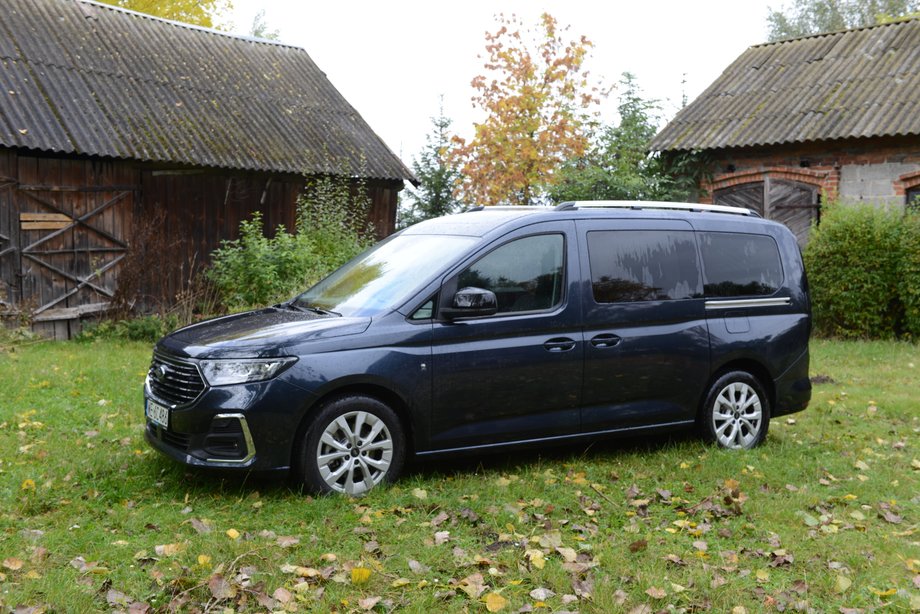 Ford Tourneo Connect 1.5 EcoBoost to brat bliźniak Volkswagena Caddy. Dzięki współpracy Forda z niemieckim koncernem model ten powstaje w polskiej fabryce pod Poznaniem.