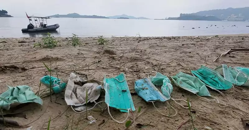 Zużyte maski na jednej z plaż w okolicach Hongkongu
